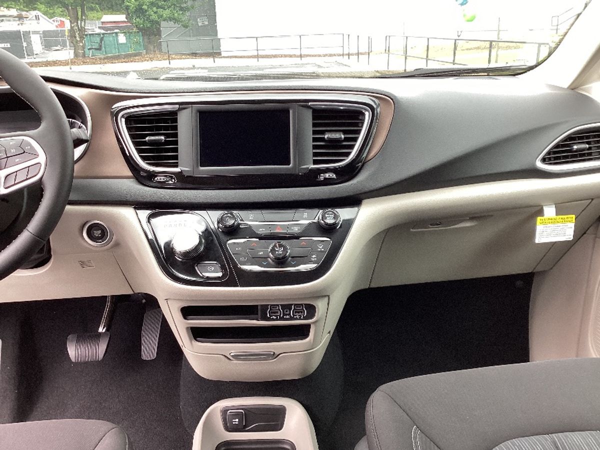 White Chrysler Voyager image number 11