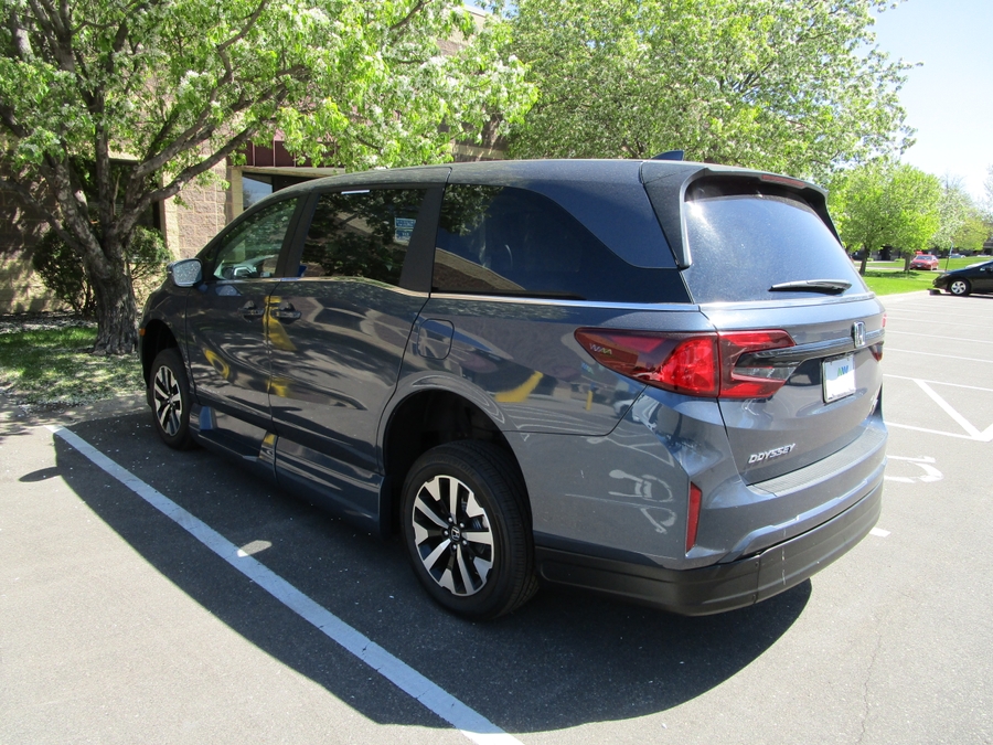 Blue Honda Odyssey image number 4