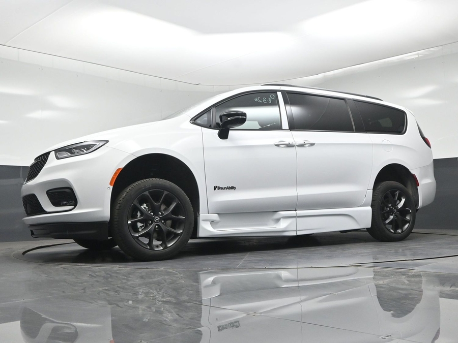 New 2026 Chrysler Pacifica Select Sport - BraunAbility Side Entry Fold Out Automatic Ramp