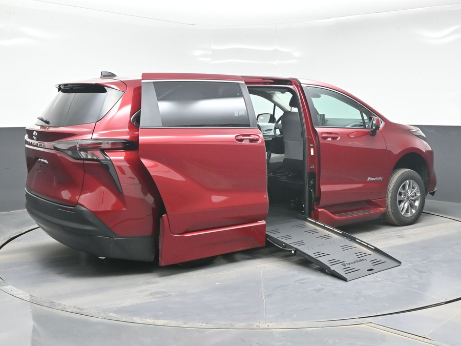New 2026 Toyota Sienna Hybrid LE - BraunAbility Side Entry Fold Out Automatic Ramp