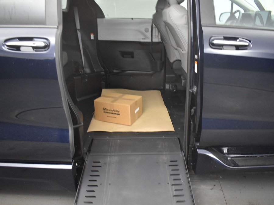 New 2025 Toyota Sienna Hybrid XLE Plus - BraunAbility Side Entry Entry In Floor Automatic Ramp