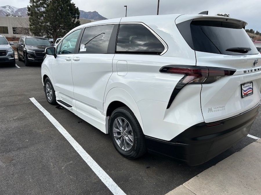 New 2025 Toyota Sienna Hybrid LE - Vantage Mobility Commercial Side Entry Entry In Floor Manual Ramp