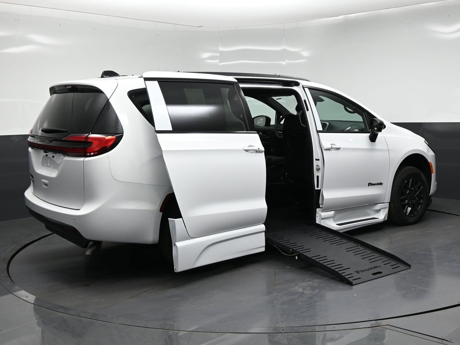New 2027 Chrysler Pacifica Select Sport - BraunAbility Side Entry Fold Out Automatic Ramp