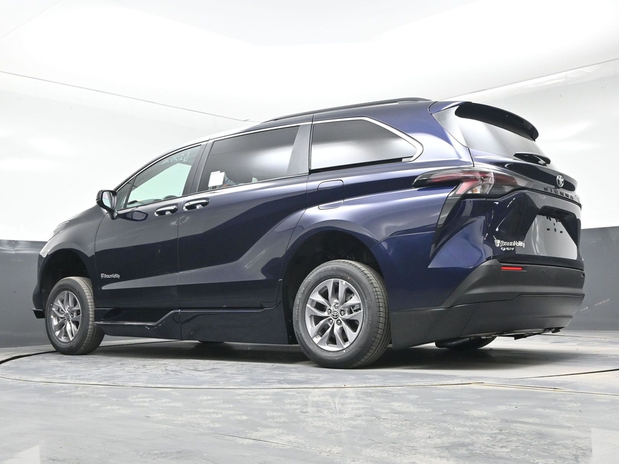 New 2026 Toyota Sienna Hybrid XLE Base - BraunAbility Side Entry Entry Fold Out Automatic Ramp