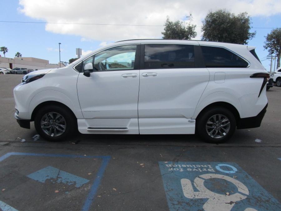 New 2025 Toyota Sienna Hybrid LE AWD w MID ROW - Vantage Mobility Commercial Side Entry Entry In Floor Manual Ramp