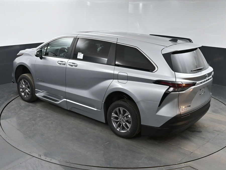 New 2025 Toyota Sienna Hybrid XLE Base - BraunAbility Side Entry Entry Fold Out Automatic Ramp