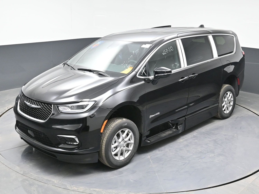 Black Chrysler Pacifica image number 23