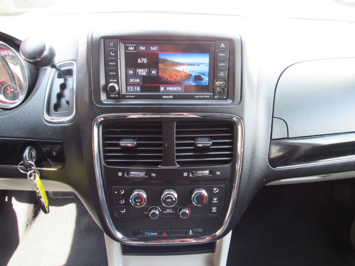 Grey Dodge Grand Caravan image number 15
