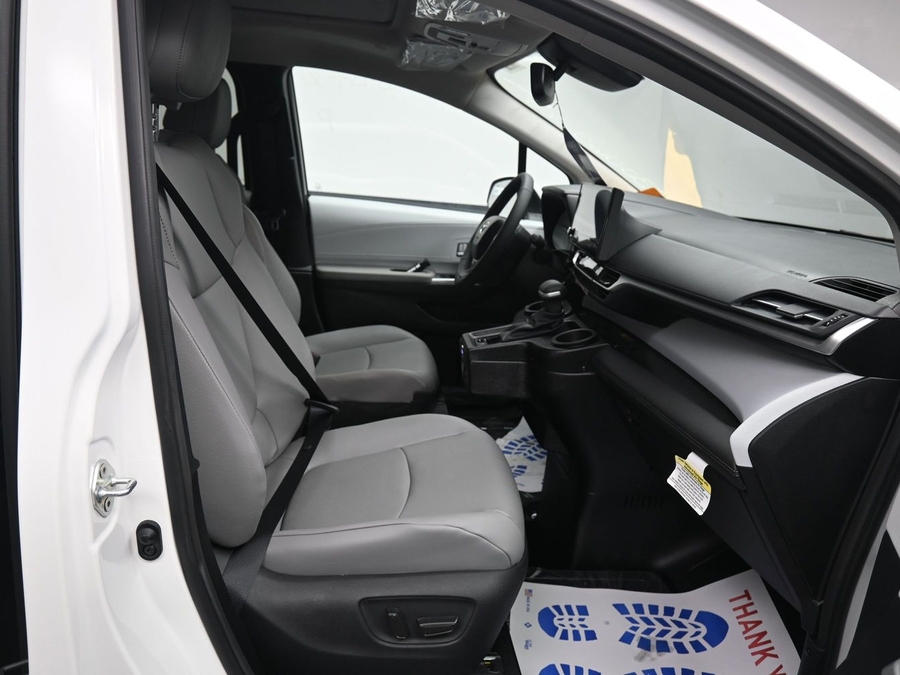 White Toyota Sienna image number 7