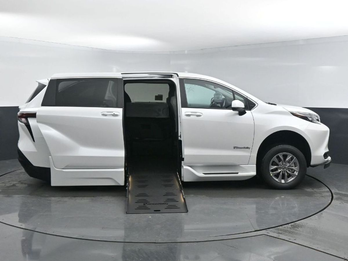 2025 Toyota Sienna XLE's photo
