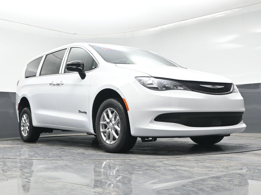 White Chrysler Voyager image number 17