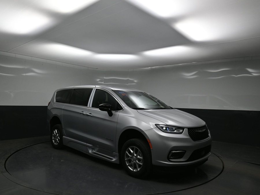 Silver Chrysler Pacifica image number 15