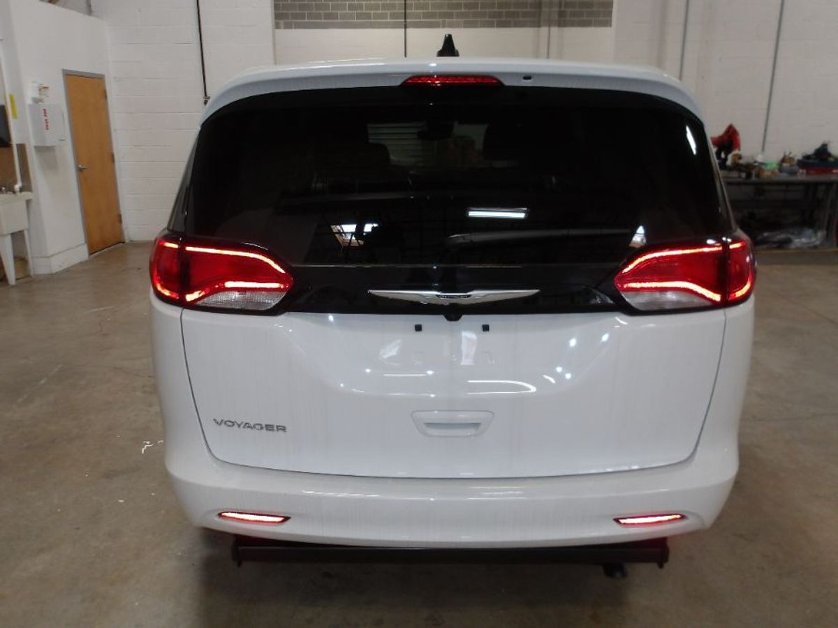 White Chrysler Voyager image number 3