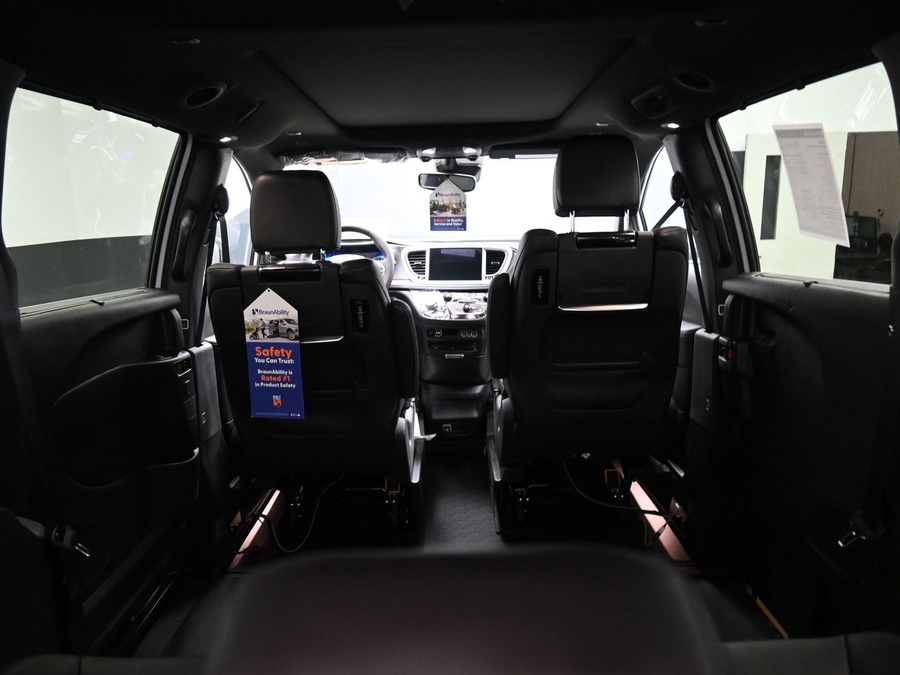 White Chrysler Pacifica image number 14