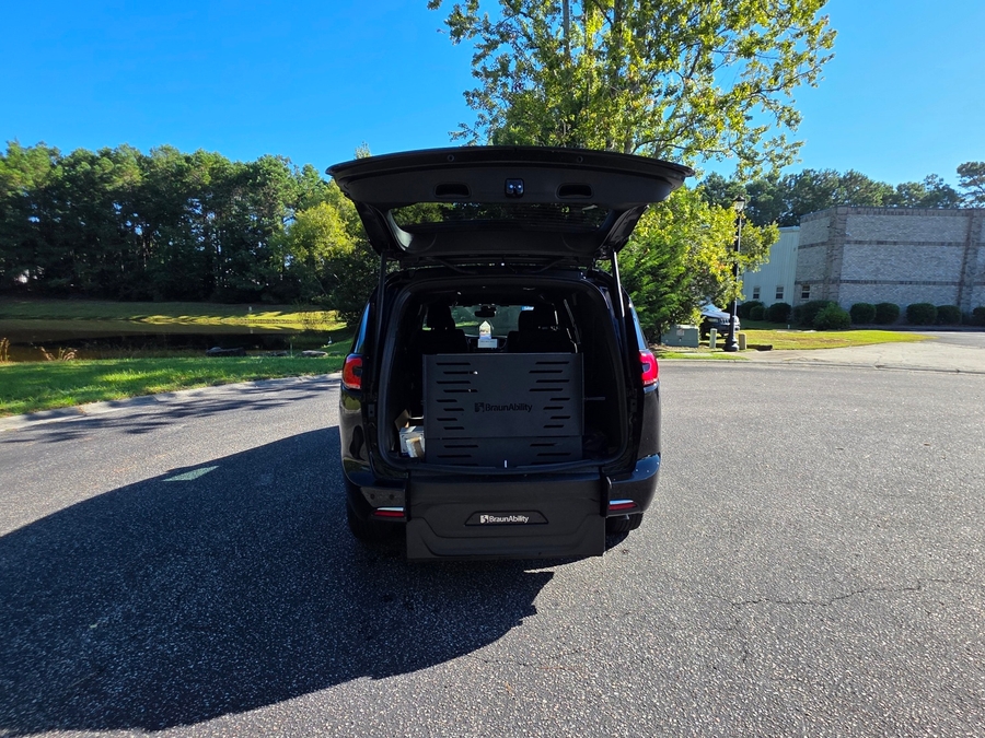 Black Chrysler Pacifica image number 3