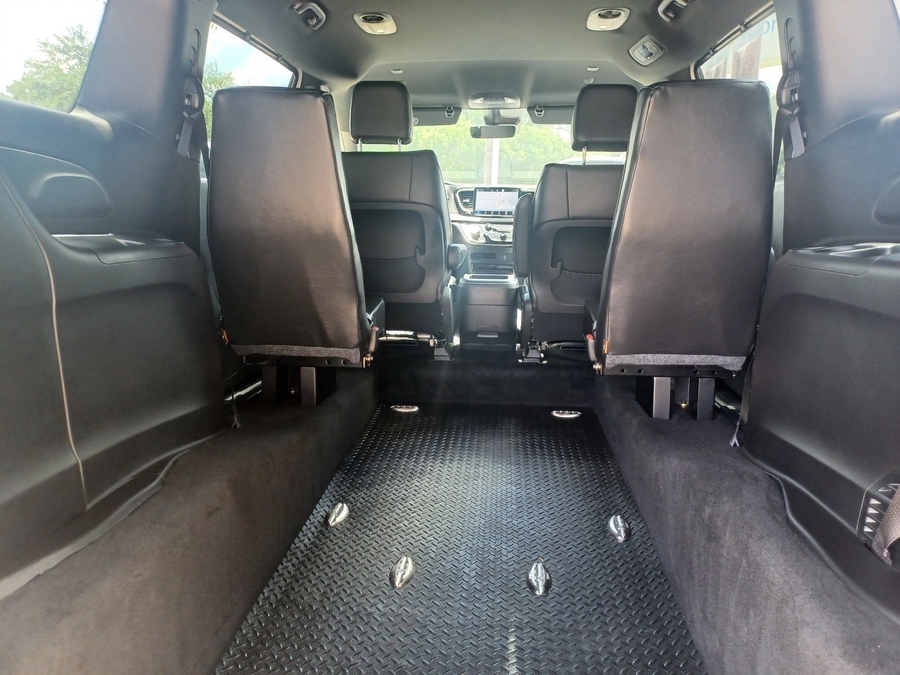 White Chrysler Voyager image number 1