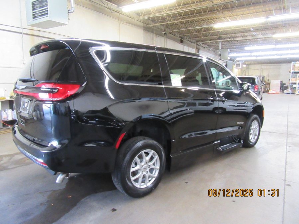 Black Chrysler Pacifica image number 13