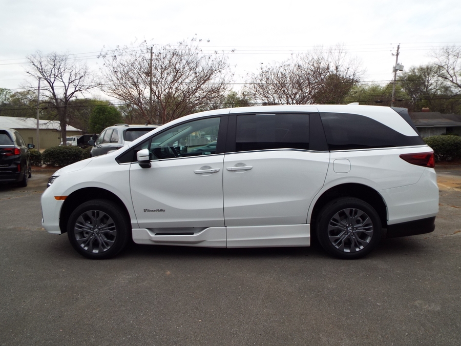 White Honda Odyssey image number 7