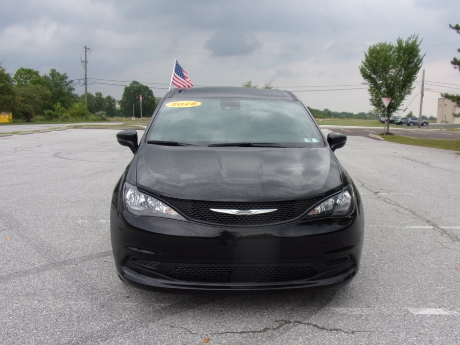 Black Chrysler Voyager image number 1