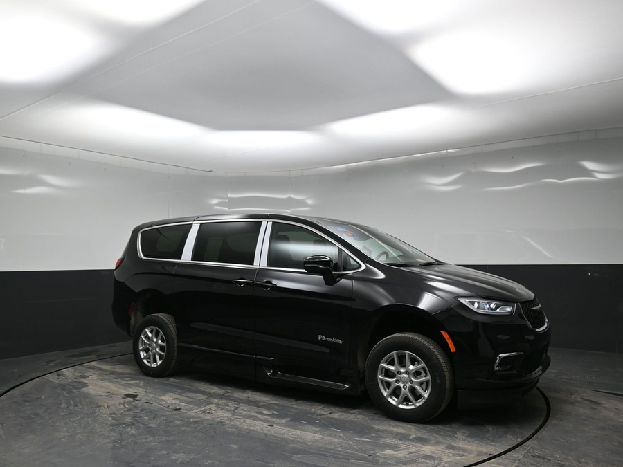 Black Chrysler Pacifica image number 17