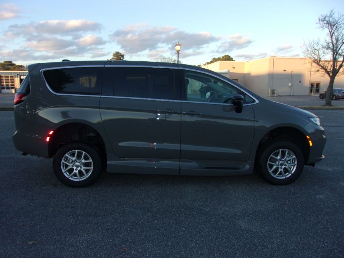 Grey Chrysler Pacifica image number 2