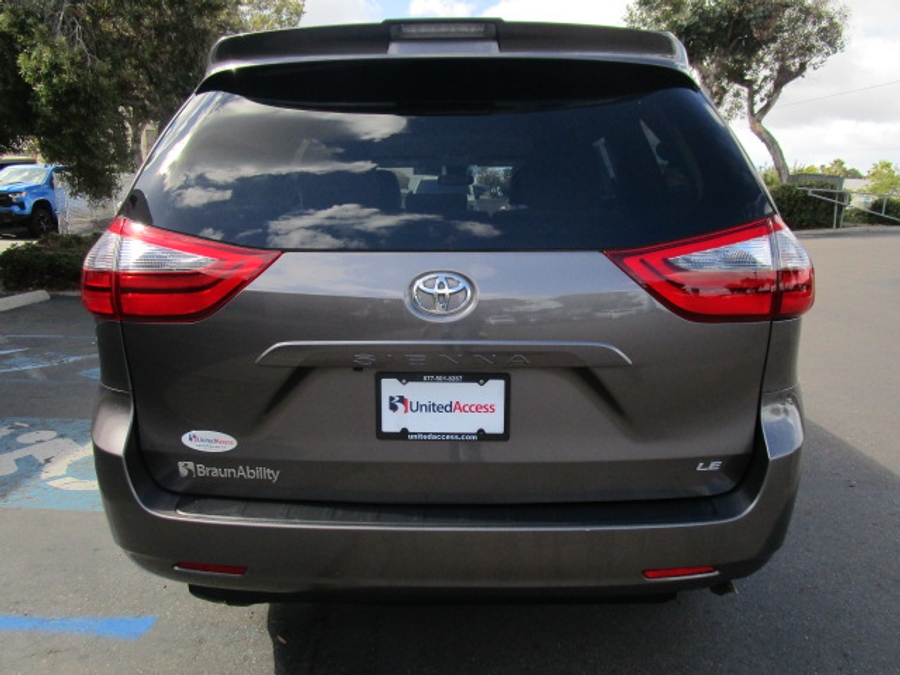 Used 2020 Toyota Sienna LE - BraunAbility Side Entry Entry Fold Out Automatic Ramp