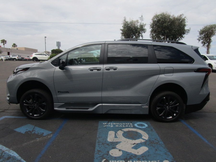 New 2026 Toyota Sienna Hybrid XSE Sport - BraunAbility Side Entry In Floor Automatic Ramp