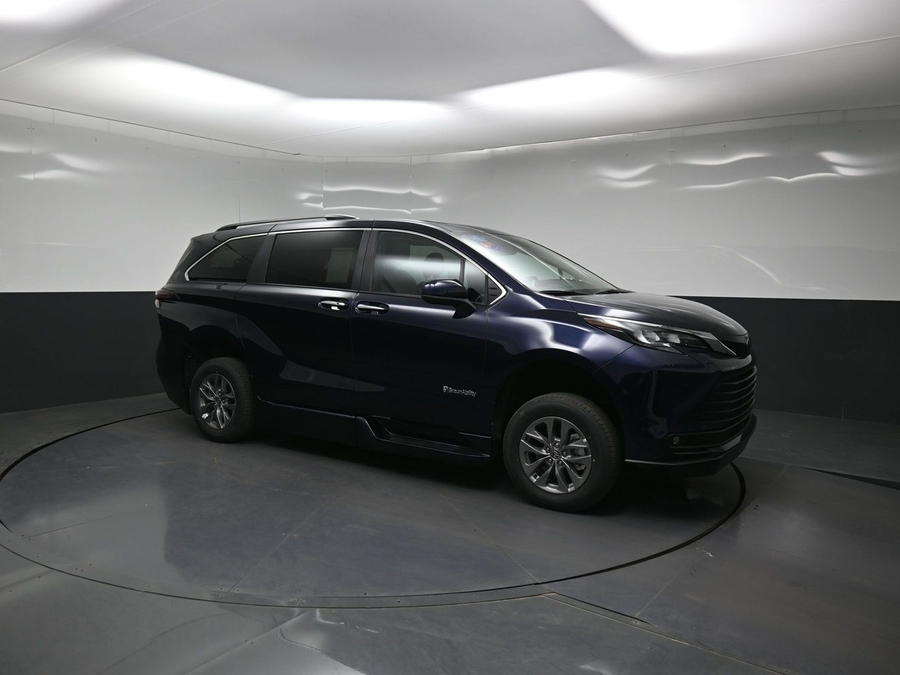 New 2026 Toyota Sienna Hybrid XLE Base - BraunAbility Side Entry Entry Fold Out Automatic Ramp