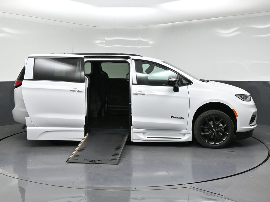 New 2026 Chrysler Pacifica Select Sport - BraunAbility Side Entry In Floor Automatic Ramp