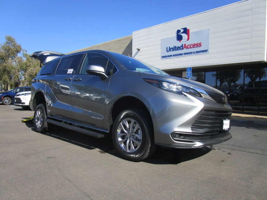 New 2026 Toyota Sienna Hybrid LE - Vantage Mobility Commercial Rear Entry Entry Fold Out Manual Ramp