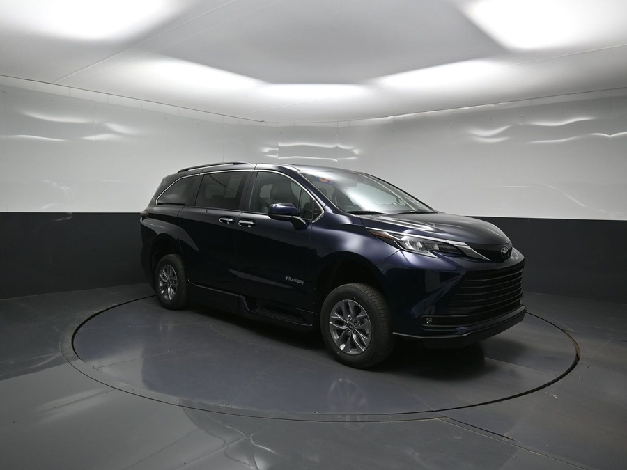 New 2026 Toyota Sienna Hybrid XLE Base - BraunAbility Side Entry Entry Fold Out Automatic Ramp