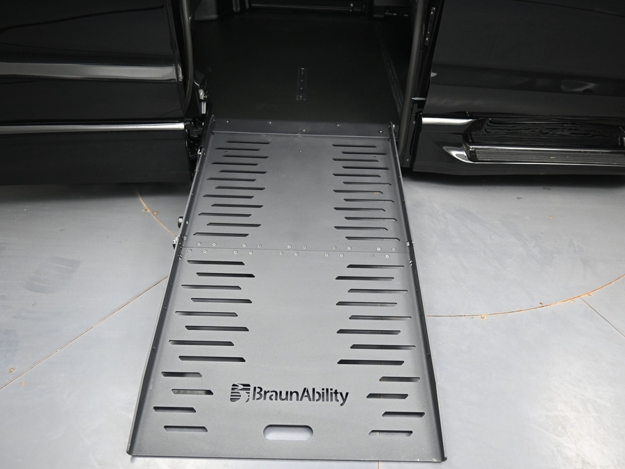 New 2027 Chrysler Pacifica Select Plus - BraunAbility Side Entry Fold Out Automatic Ramp