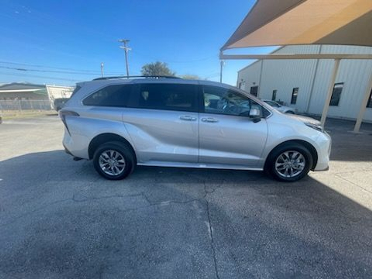 2024 TOYOTA SIENNA - Image 9
