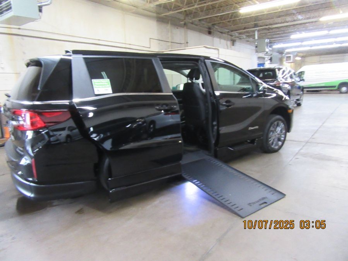 Black Honda Odyssey image number 18