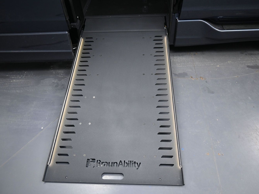 Blue Honda Odyssey image number 9