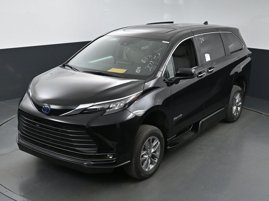 New 2025 Toyota Sienna Hybrid XLE Base - BraunAbility Side Entry Entry Fold Out Automatic Ramp