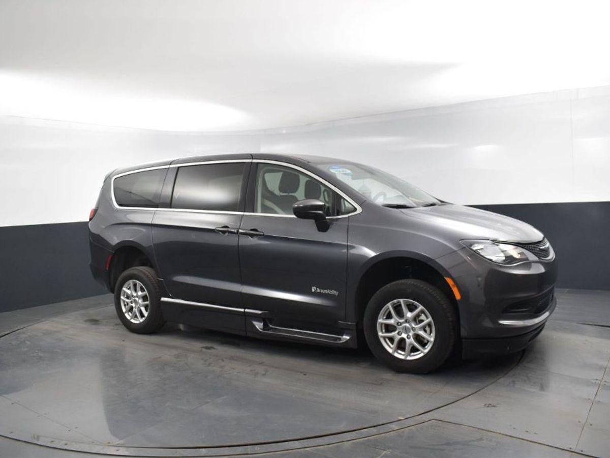 Grey Chrysler Voyager image number 17