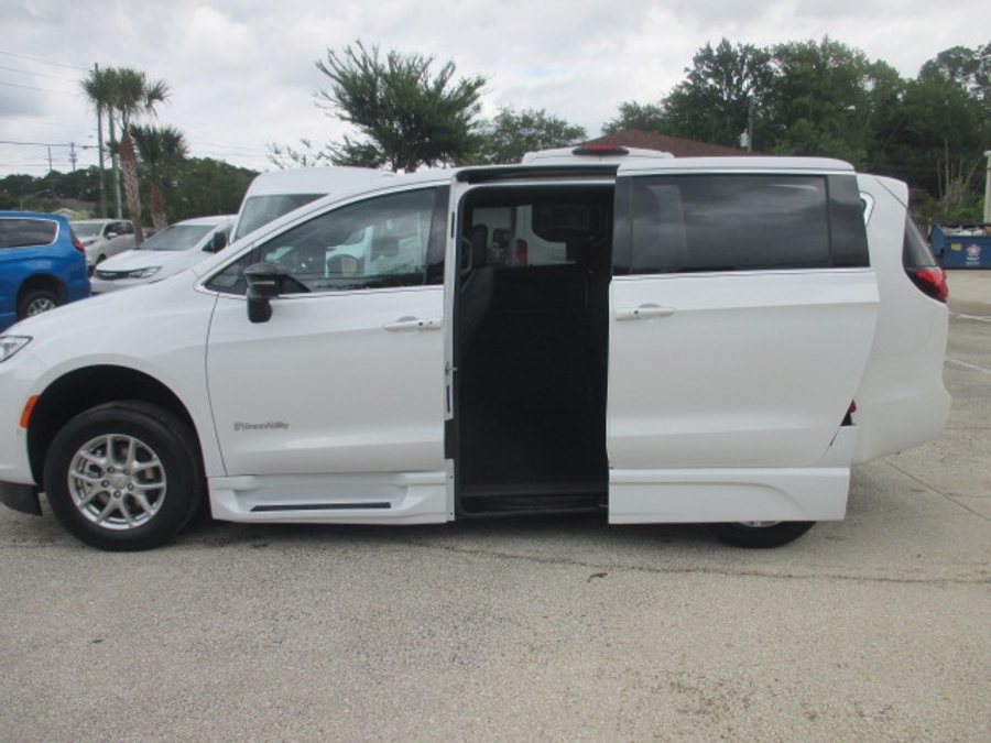 White Chrysler Pacifica image number 27