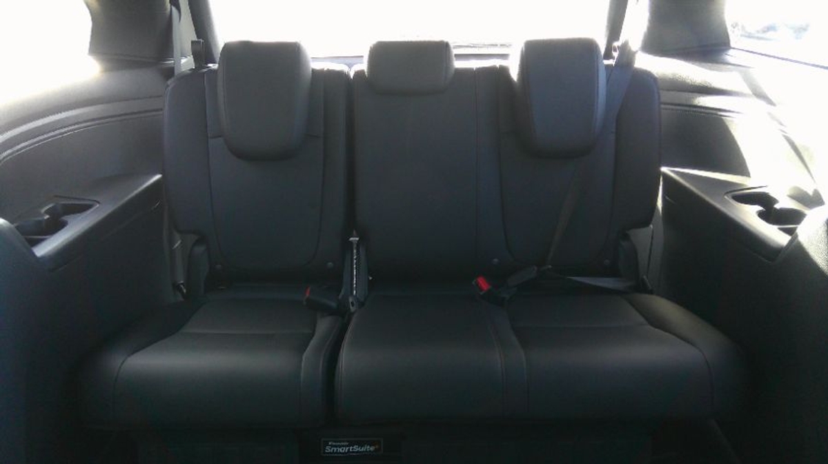 White Honda Odyssey image number 12