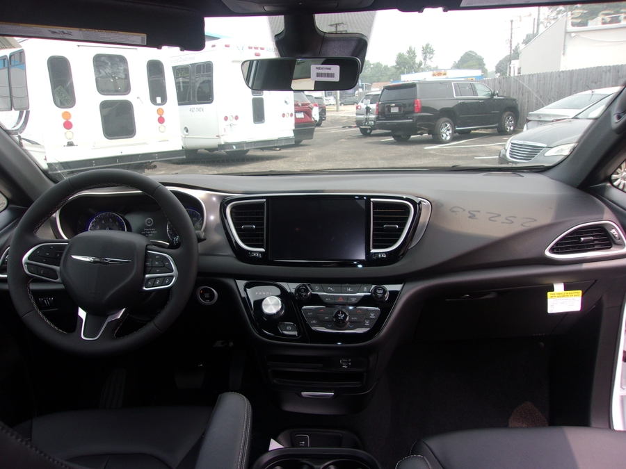 2026 Chrysler Voyager LX - Photo 6