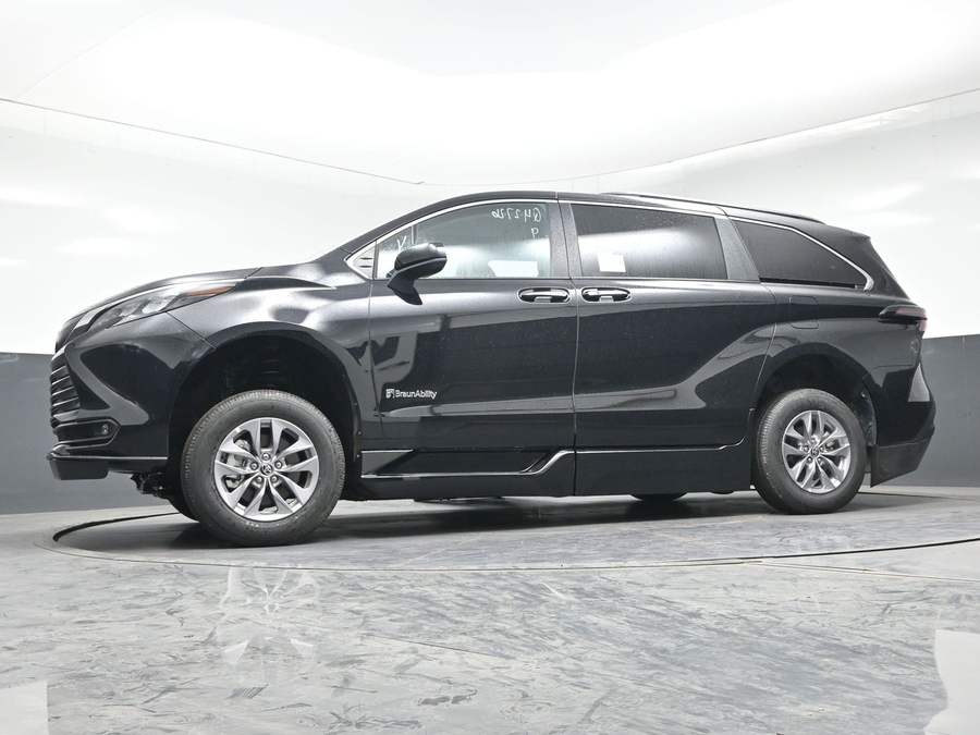 New 2026 Toyota Sienna Hybrid XLE Base - BraunAbility Side Entry Entry Fold Out Automatic Ramp