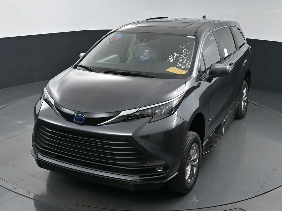 New 2025 Toyota Sienna Hybrid XLE Base - BraunAbility Side Entry Entry Fold Out Automatic Ramp