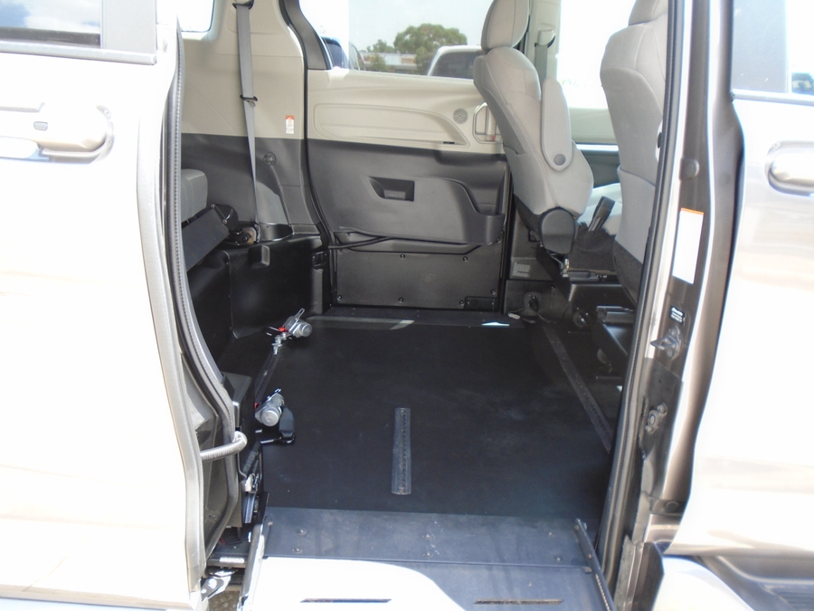 Grey Toyota Sienna image number 18