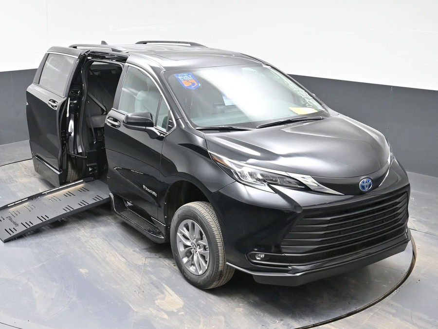 Imagen de la Toyota Sienna negra número 22