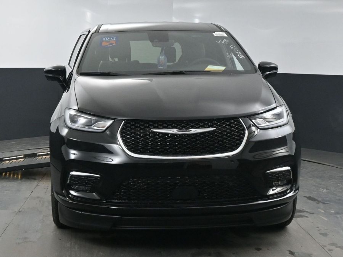 Black Chrysler Pacifica image number 1