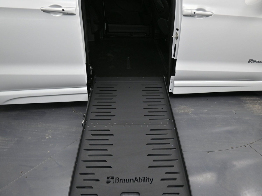 White Chrysler Pacifica image number 14