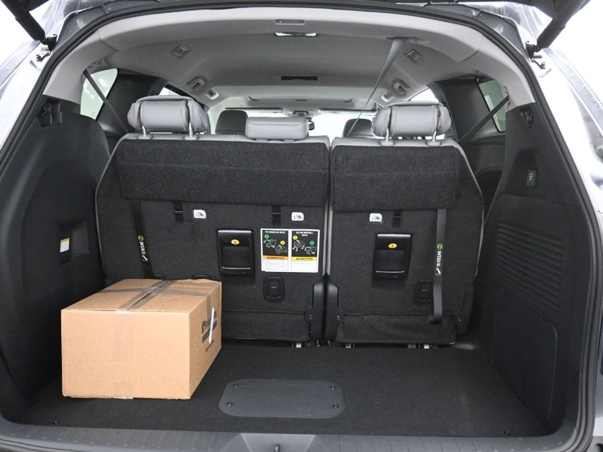 Grey Toyota Sienna image number 13
