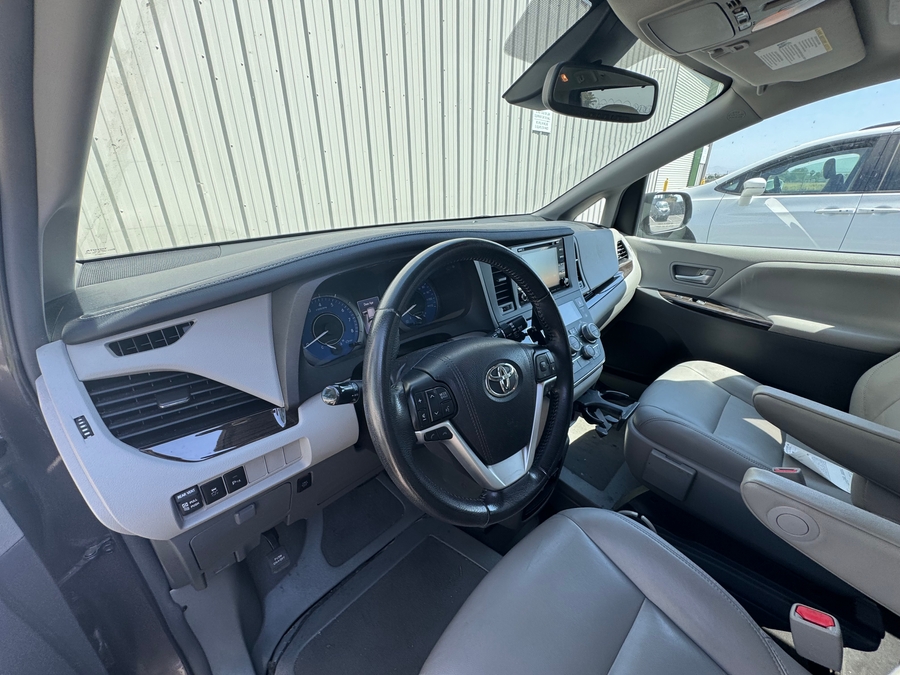 Grey Toyota Sienna image number 6