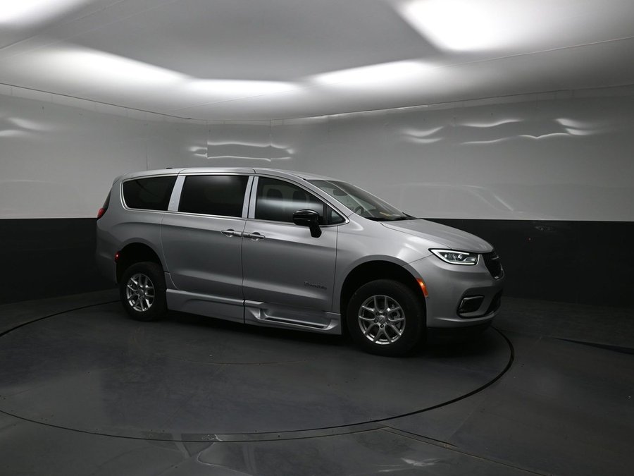 New 2026 Chrysler Pacifica Select Safety - BraunAbility Side Entry Entry Fold Out Automatic Ramp