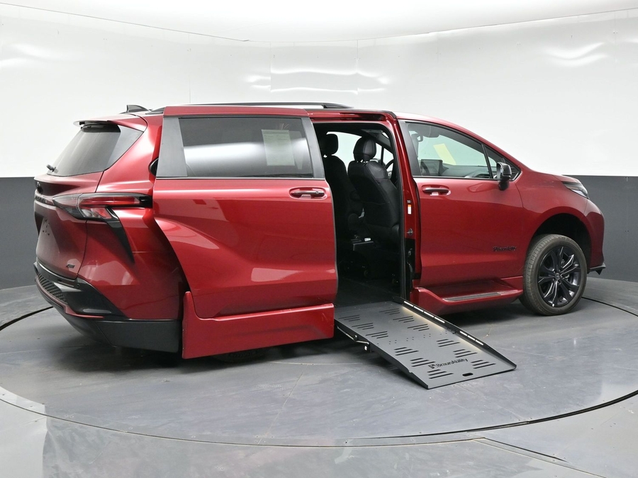New 2026 Toyota Sienna Hybrid XSE Sport - BraunAbility Side Entry Fold Out Automatic Ramp